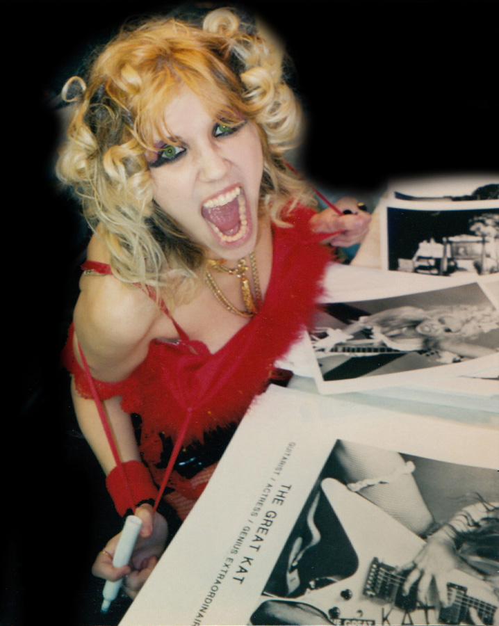 RARE METAL HISTORY! The Great Kat SIGNING AUTOGRAPHS at "DIGITAL BEETHOVEN ON CYBERSPEED" IN-STORE CD/CD-ROM SIGNING in NYC!
