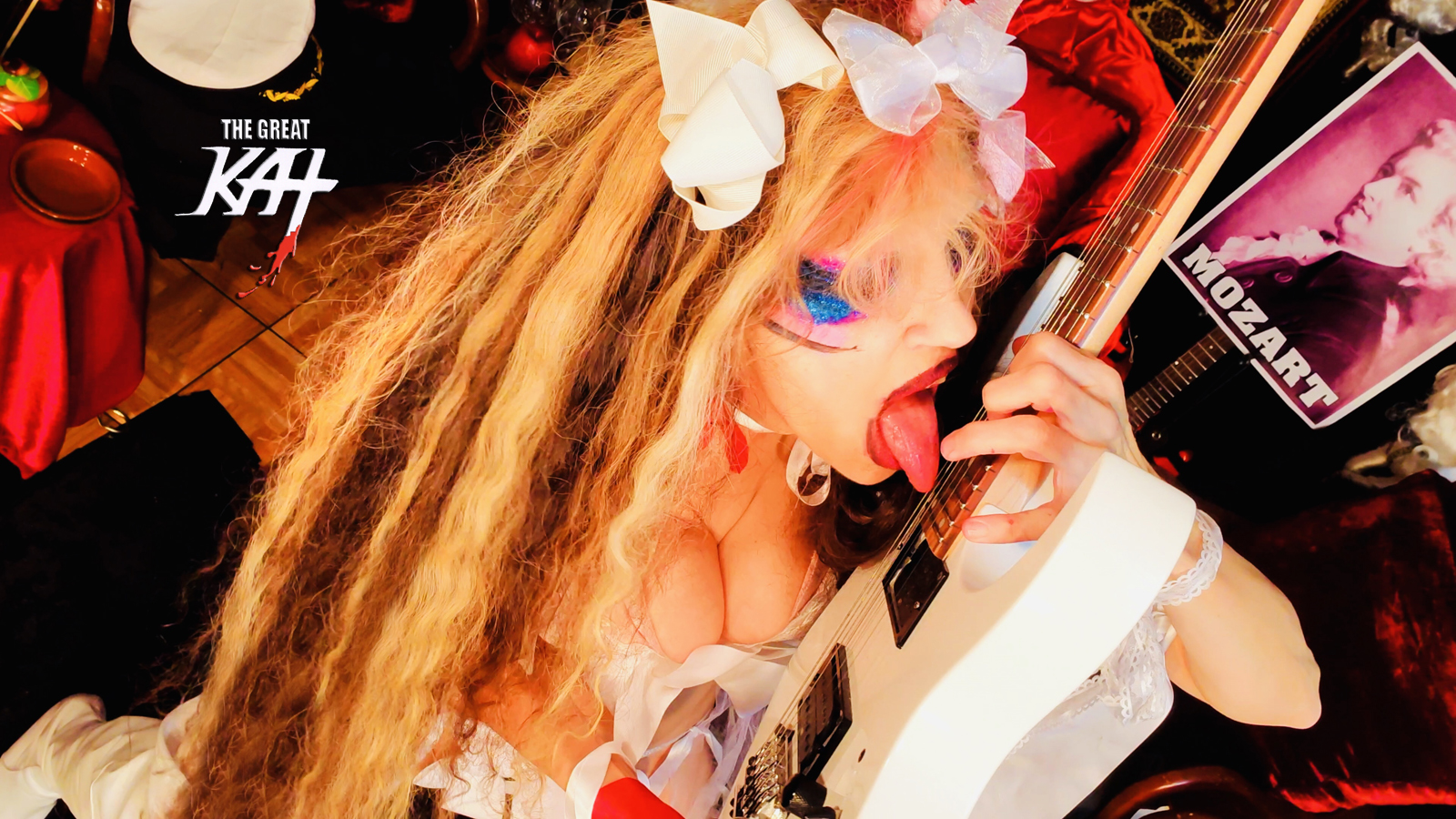 MOZART'S SHRED LICKS! From CHEF GREAT KAT BAKES GERMAN APPLE STRUDEL WITH MOZART!!