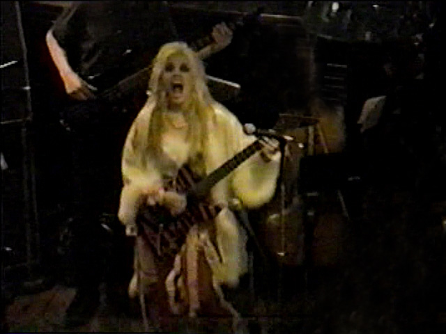 THE GREAT KAT SHREDS THE HARD ROCK in NYC on "THE FLIGHT OF THE BUMBLE-BEE" & "SHILLER SONATA"!