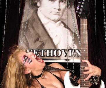 THE GREAT KAT IS THE FEATURED NEWS STORY IN MUSIC INDUSTRY NEWS NETWORK! GUITAR PLAYER MAGAZINE BRAZIL'S INTERVIEW WITH THE GREAT KAT: "THE GREAT KAT 'FRIES' BEETHOVEN"